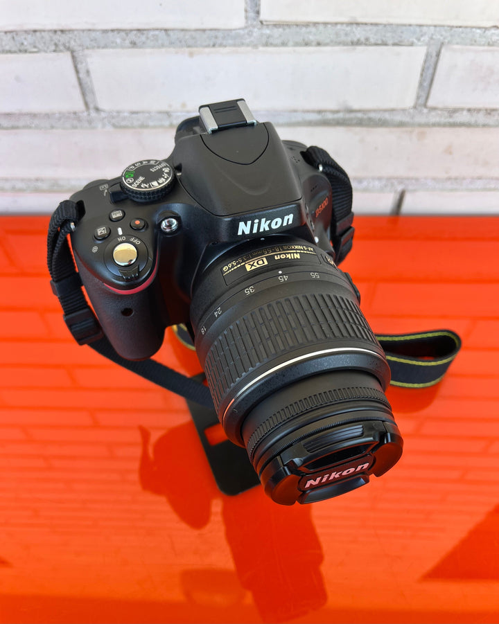 Cámara Nikon con bolso y cargador - Videojuegoos