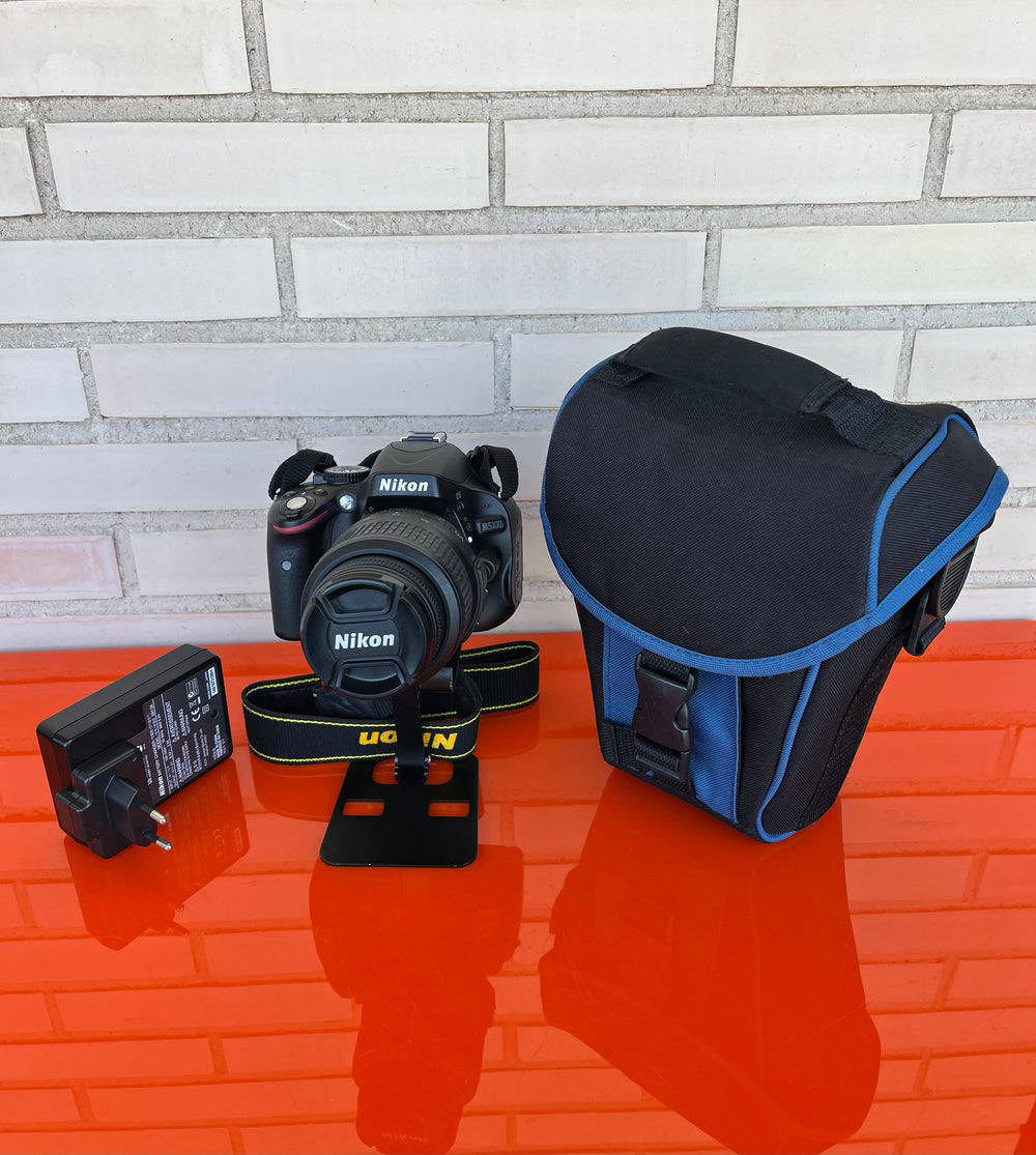 Cámara Nikon con bolso y cargador - Videojuegoos